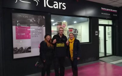 iCars entrega su donativo a la ADAEC con motivo del Día de la Mujer