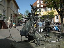 Monumento a Bertha Benz en Wiesloch, donde paró a comprar combustible (ligroína) en una farmacia y, por tanto, convirtiendo a esta población en la primera estación de repostaje de la historia.