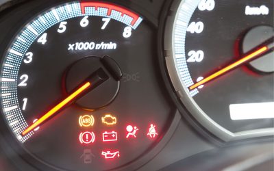 ¿Cuándo es realmente preocupante una luz en el cuadro de mandos?